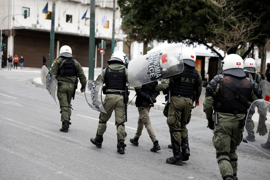 Σύνταγμα: Επεισόδια και χημικά με αρνητές του λοκντάουν