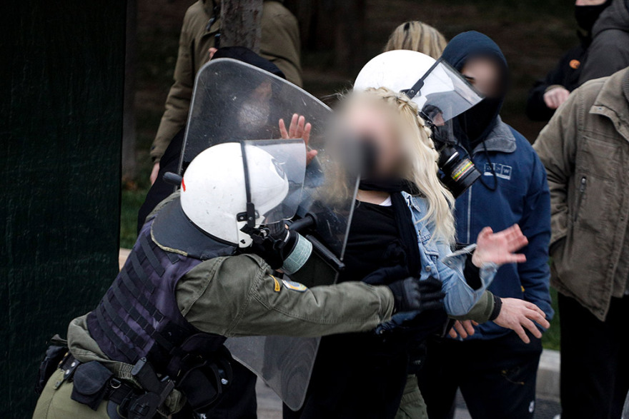 Σύνταγμα: Επεισόδια και χημικά με αρνητές του λοκντάουν