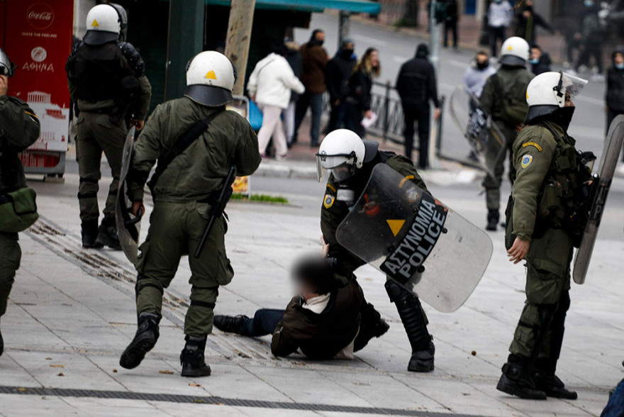 Σύνταγμα: Επεισόδια και χημικά με αρνητές του λοκντάουν