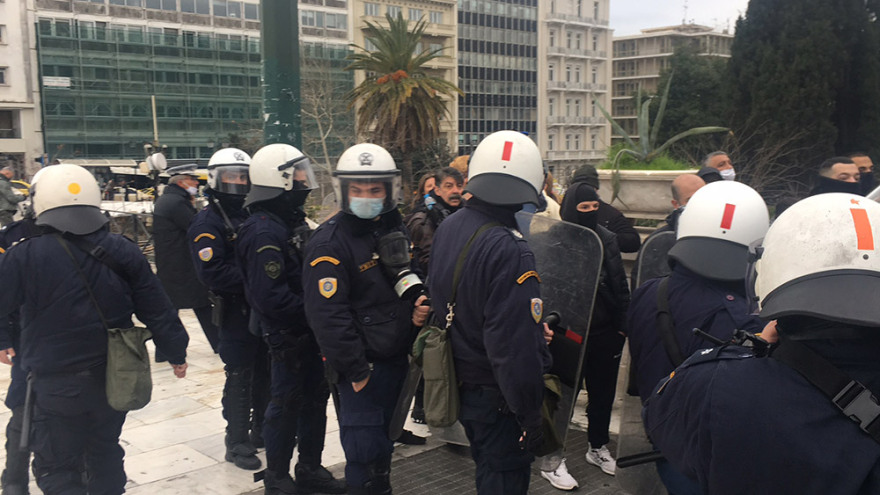 Σύνταγμα: Επεισόδια και χημικά με αρνητές του λοκντάουν