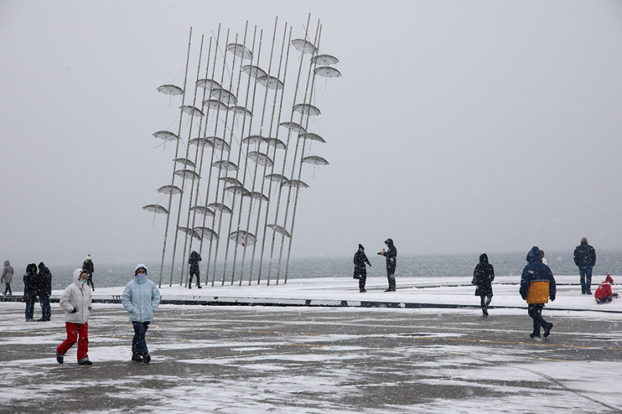 Η «Μήδεια» δεν κράτησε τους ερωτευμένους μακριά από ζαχαροπλαστεία και ανθοπωλεία στη Θεσσαλονίκη