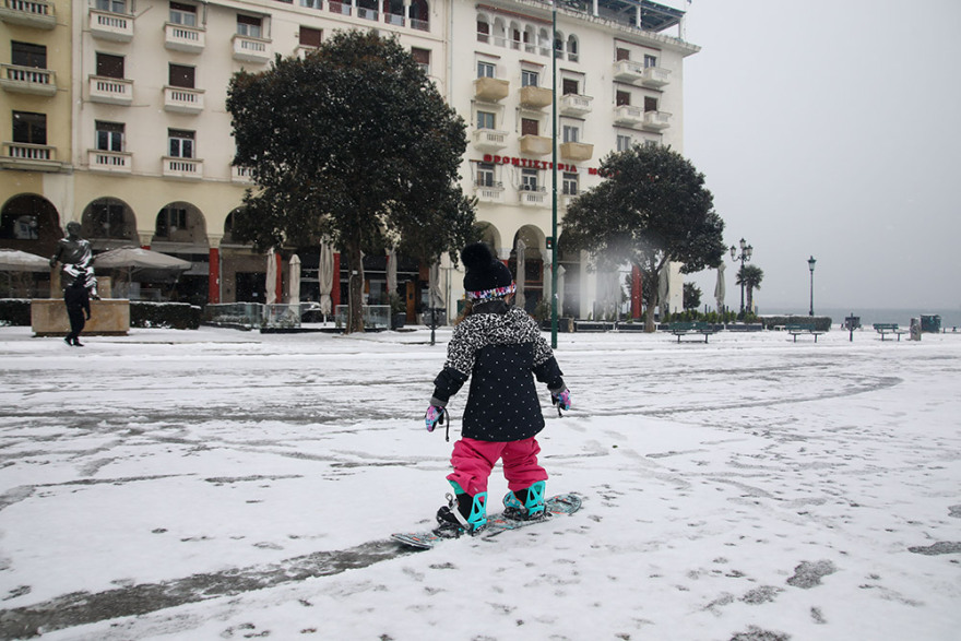 Η «Μήδεια» δεν κράτησε τους ερωτευμένους μακριά από ζαχαροπλαστεία και ανθοπωλεία στη Θεσσαλονίκη