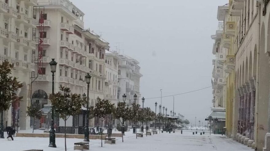 Κακοκαιρία «Μήδεια»: Χιόνια και στα βόρεια προάστια της Αθήνας μετά το απόγευμα - Στα λευκά η χώρα