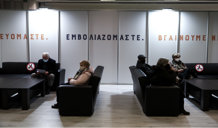 Εμβολιασμός: Πρεμιέρα για τα mega εμβολιαστικά κέντρα - Ξεκινά η χορήγηση του εμβολίου της AstraZeneca