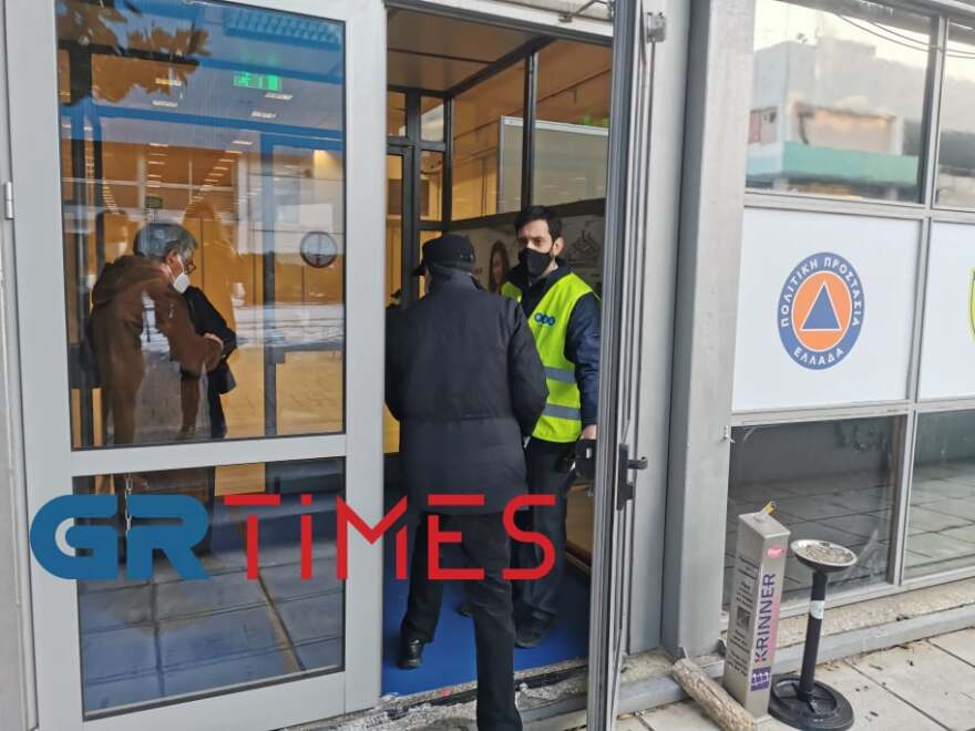 Ξεκίνησαν οι εμβολιασμοί στα Mega εμβολιαστικά κέντρα