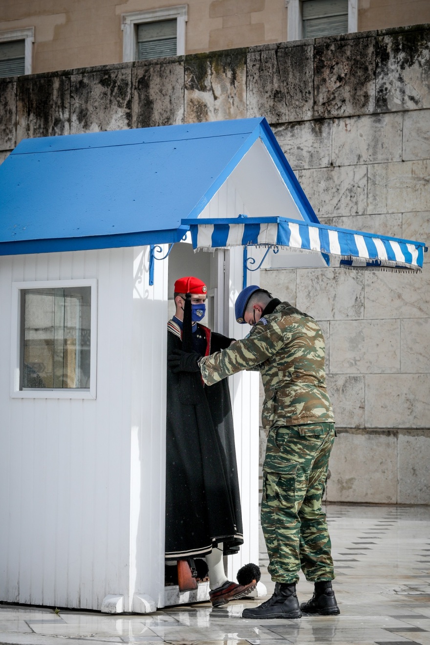 Κακοκαιρία «Μήδεια»: Φόρεσαν τις κάπες τους οι Εύζωνες στον Άγνωστο Στρατιώτη