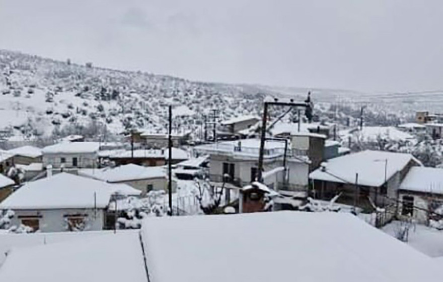 Κακοκαιρία «Μήδεια»: Το χιόνι κάλυψε τον Θεολόγο Ευβοίας