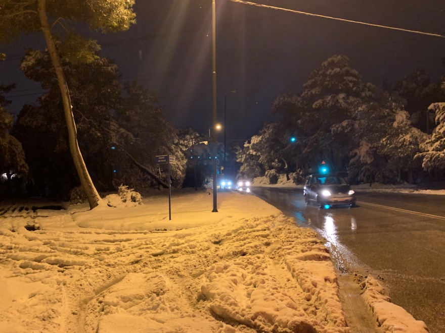 Κακοκαιρία «Μήδεια»: Δύσκολη νύχτα με ισχυρές χιονοπτώσεις - Χιόνια σε όλη τη Αθήνα