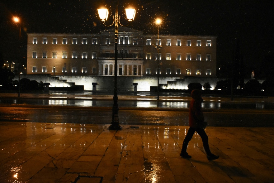 Δείτε βίντεο: Χιόνια και στο Σύνταγμα