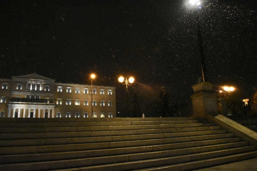Δείτε βίντεο: Χιόνια και στο Σύνταγμα