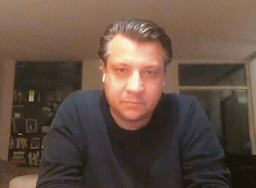 Οι γιατροί στην tv χωρίς... μάσκα: Oι «emo», οι αισιόδοξοι, οι «εξωσχολικοί» και οι celebrities