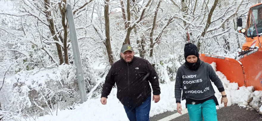 Καιρός - Κακοκαιρία «Μήδεια»: Ποια είναι η γυναίκα στην Αράχωβα που χειρίζεται εκχιονιστικό μηχάνημα