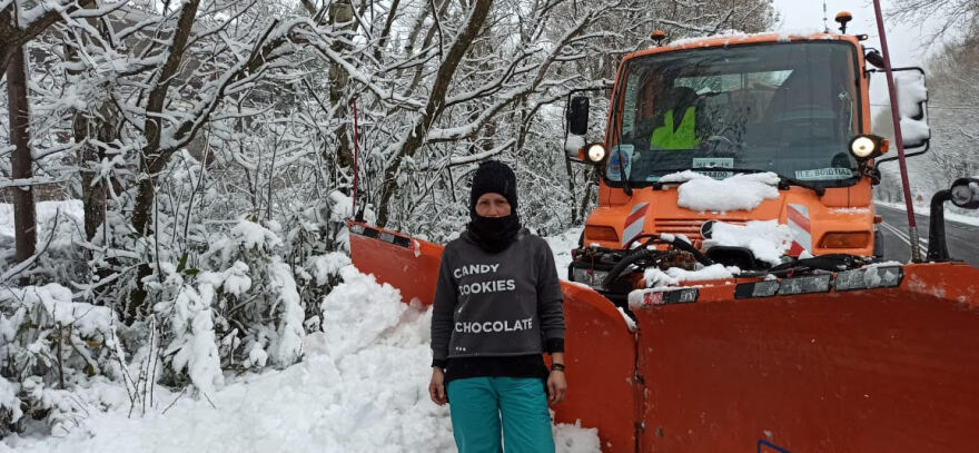 Καιρός - Κακοκαιρία «Μήδεια»: Ποια είναι η γυναίκα στην Αράχωβα που χειρίζεται εκχιονιστικό μηχάνημα