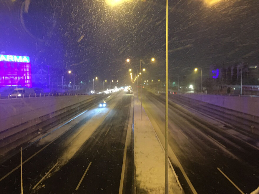 Κακοκαιρία «Μήδεια»: Σφοδρή χιονόπτωση στην Αττική - Κλειστή η εθνική οδός Αθηνών - Λαμίας