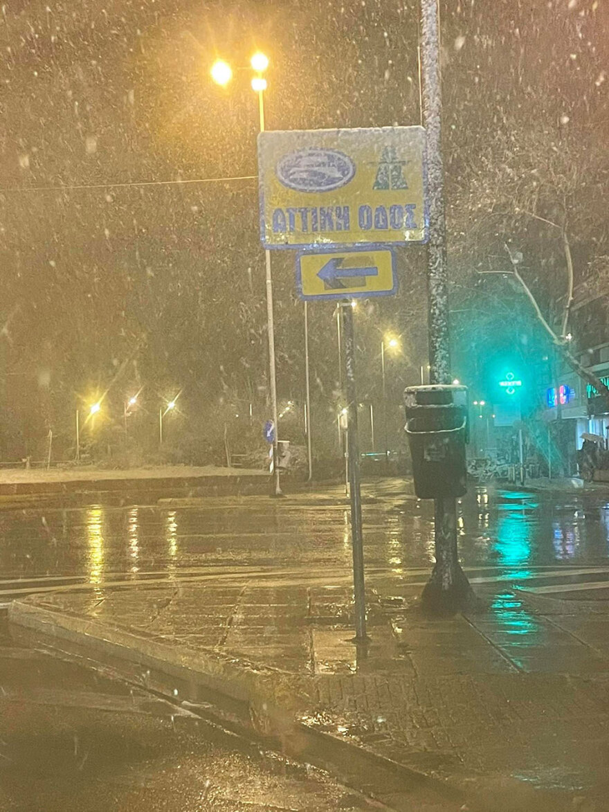 Κακοκαιρία «Μήδεια»: Σφοδρή χιονόπτωση στην Αττική - Κλειστή η εθνική οδός Αθηνών - Λαμίας