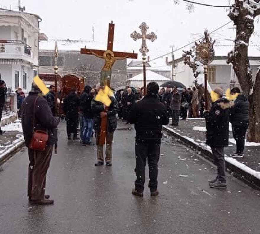 Κορωνοϊός - Δράμα: Λιτανεία χωρίς μάσκες και αποστάσεις στη Νέα Αμισό