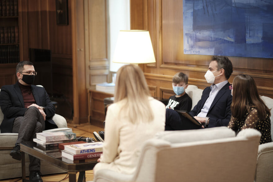 Συνάντηση Μητσοτάκη με παιδιά που νίκησαν τον καρκίνο - Έναρξη της λειτουργίας του Εθνικού Μητρώου