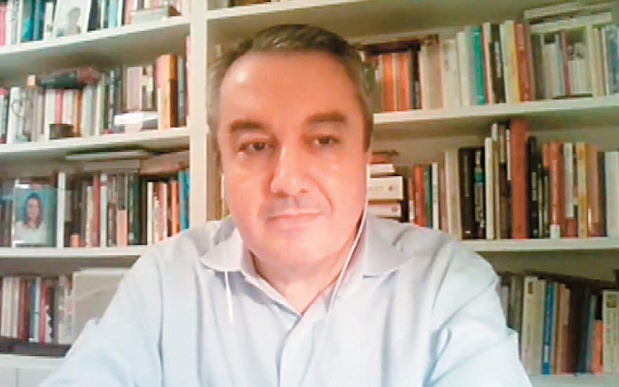 Οι γιατροί στην tv χωρίς... μάσκα: Oι «emo», οι αισιόδοξοι, οι «εξωσχολικοί» και οι celebrities