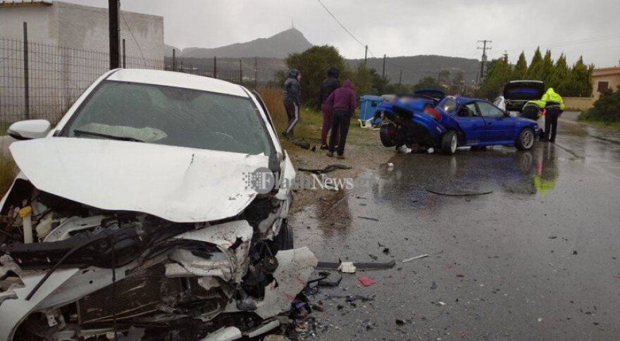 Σφοδρή σύγκρουση δυο οχημάτων στα Χανιά - Είχαν άγιο οι επιβαίνοντες