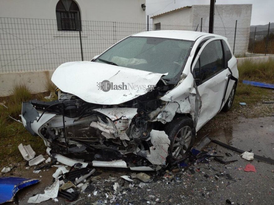 Σφοδρή σύγκρουση δυο οχημάτων στα Χανιά - Είχαν άγιο οι επιβαίνοντες