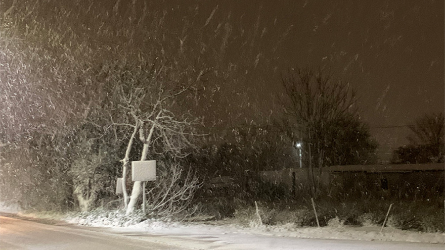 Στην Αττική η «Μήδεια»: Στα λευκά τα βόρεια προάστια - Κλειστή η εθνική από Καλυφτάκη μέχρι Λαμία