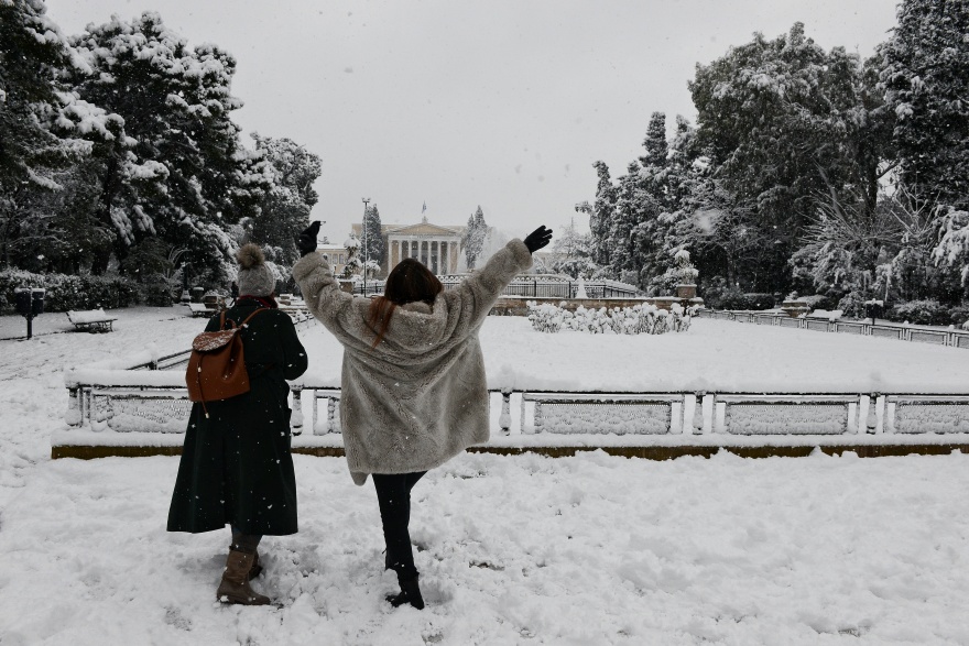 Μήδεια - Οδοιπορικό στο κέντρο της Αθήνας: Δείτε την πρωτεύουσα ντυμένη στα λευκά