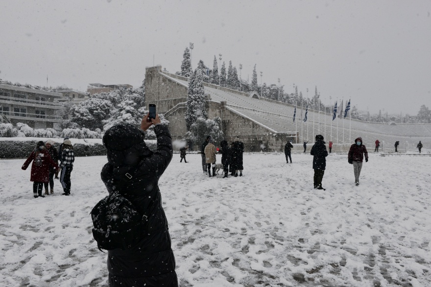 Μήδεια - Οδοιπορικό στο κέντρο της Αθήνας: Δείτε την πρωτεύουσα ντυμένη στα λευκά