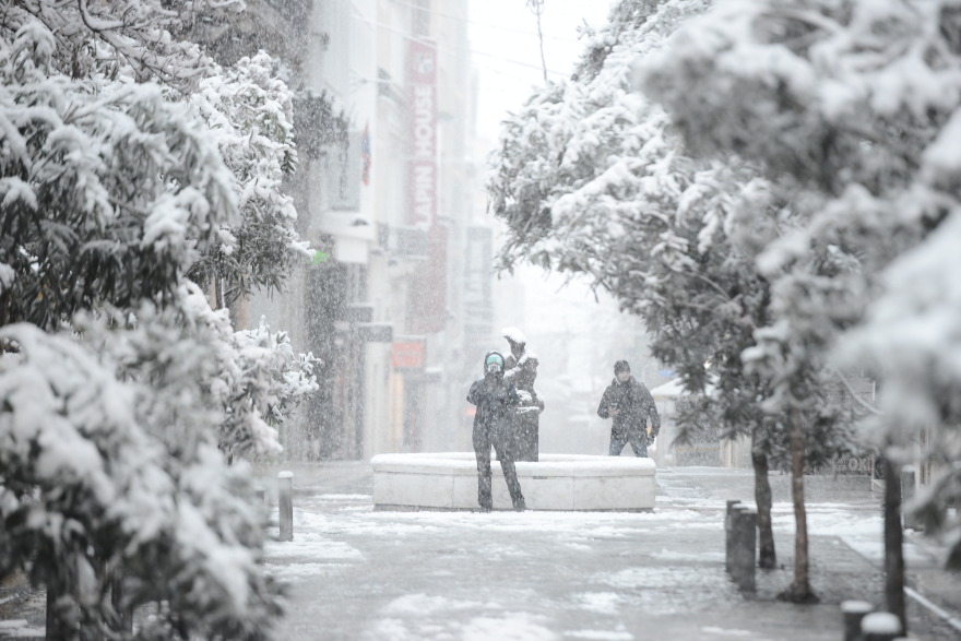 Μήδεια - Οδοιπορικό στο κέντρο της Αθήνας: Δείτε την πρωτεύουσα ντυμένη στα λευκά