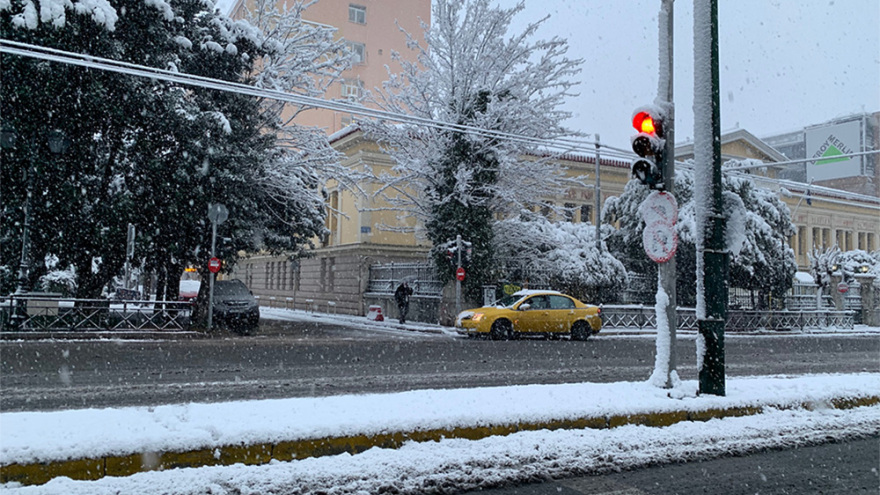 Κακοκαιρία «Μήδεια»: Στα... λευκά οι γειτονιές της Αθήνας - Δείτε βίντεο και φωτογραφίες