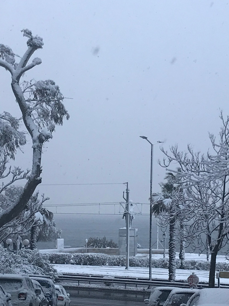 Κακοκαιρία «Μήδεια»: Χιόνια ως τη θάλασσα στο Παλαιό Φάληρο 