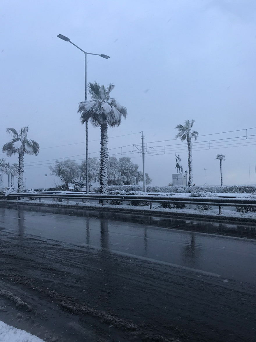 Κακοκαιρία «Μήδεια»: Χιόνια ως τη θάλασσα στο Παλαιό Φάληρο 