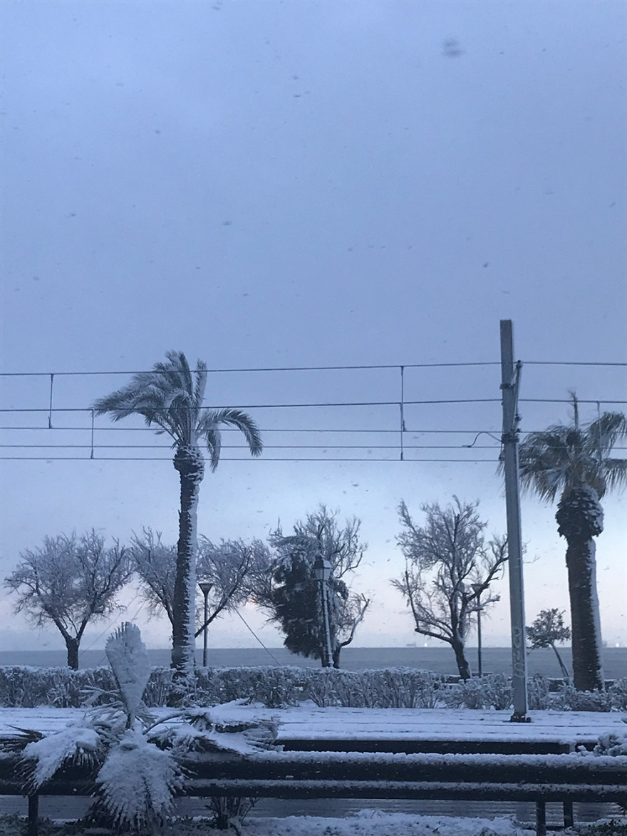 Κακοκαιρία «Μήδεια»: Χιόνια ως τη θάλασσα στο Παλαιό Φάληρο 