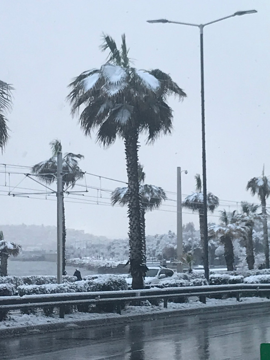 Κακοκαιρία «Μήδεια»: Χιόνια ως τη θάλασσα στο Παλαιό Φάληρο 