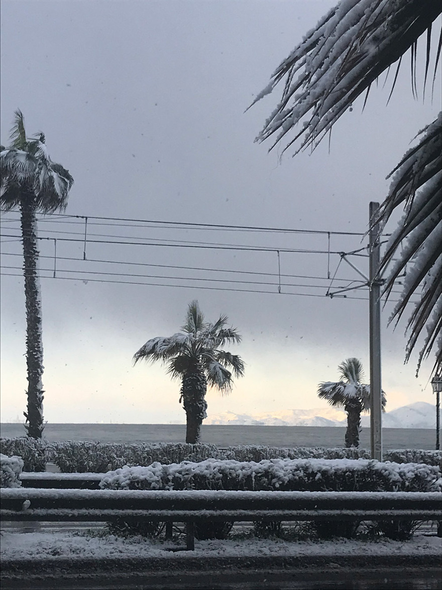 Κακοκαιρία «Μήδεια»: Χιόνια ως τη θάλασσα στο Παλαιό Φάληρο 