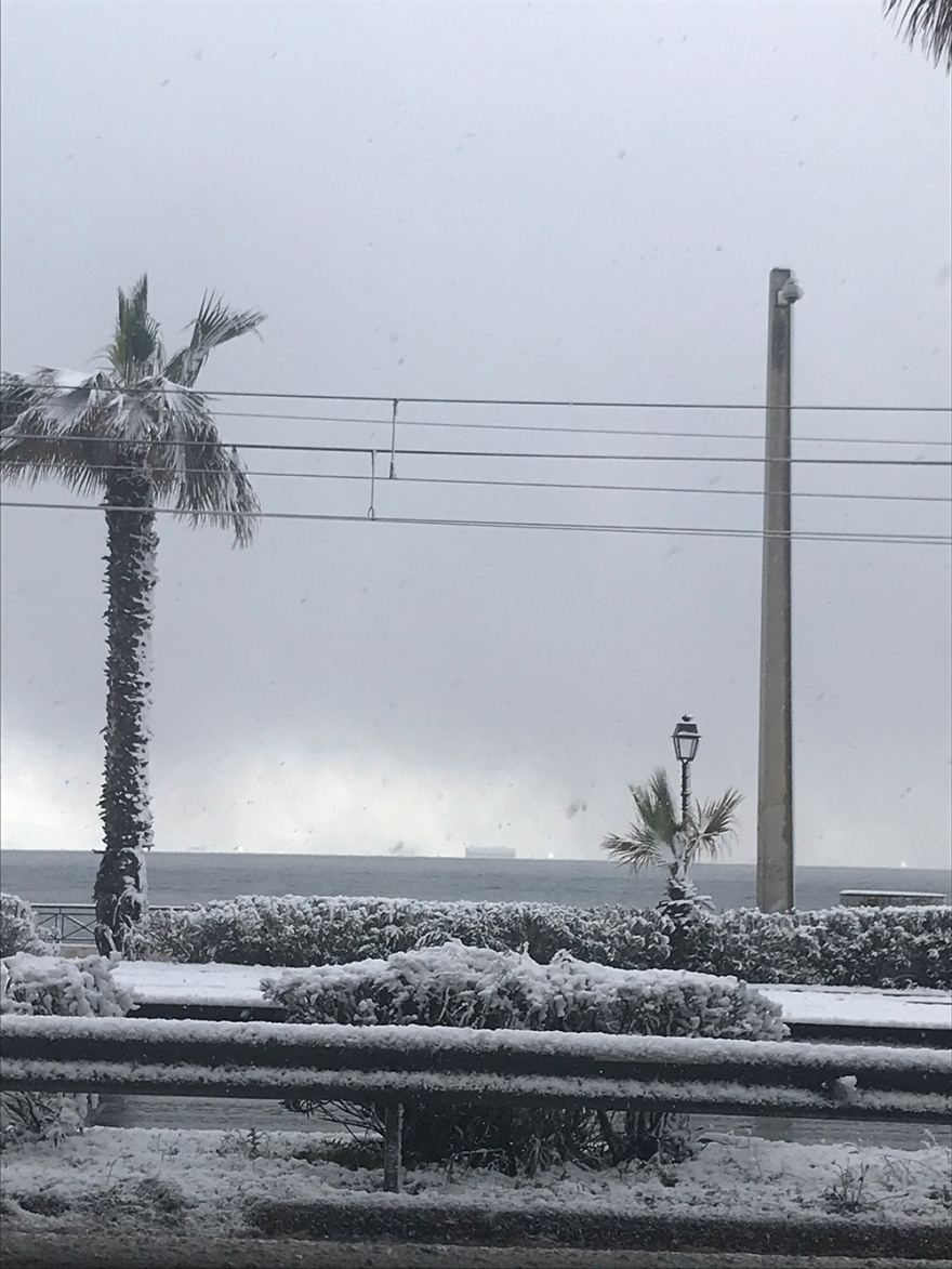 Κακοκαιρία «Μήδεια»: Χιόνια ως τη θάλασσα στο Παλαιό Φάληρο 