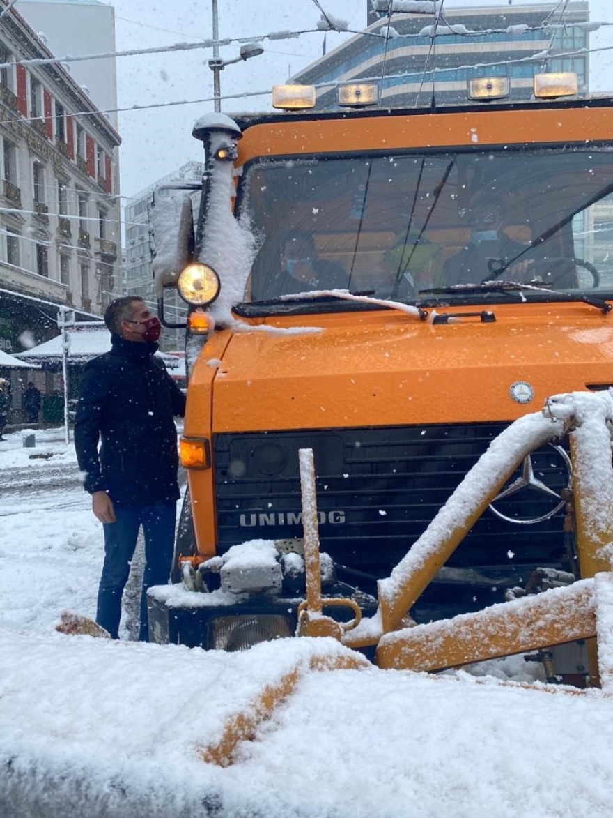 Δήμος Αθηναίων: 37 μηχανήματα επιχειρούν για τον καθαρισμό των δρόμων από το χιόνι