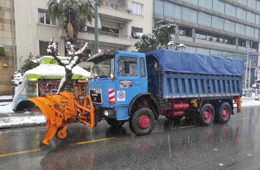 Δήμος Αθηναίων: 37 μηχανήματα επιχειρούν για τον καθαρισμό των δρόμων από το χιόνι