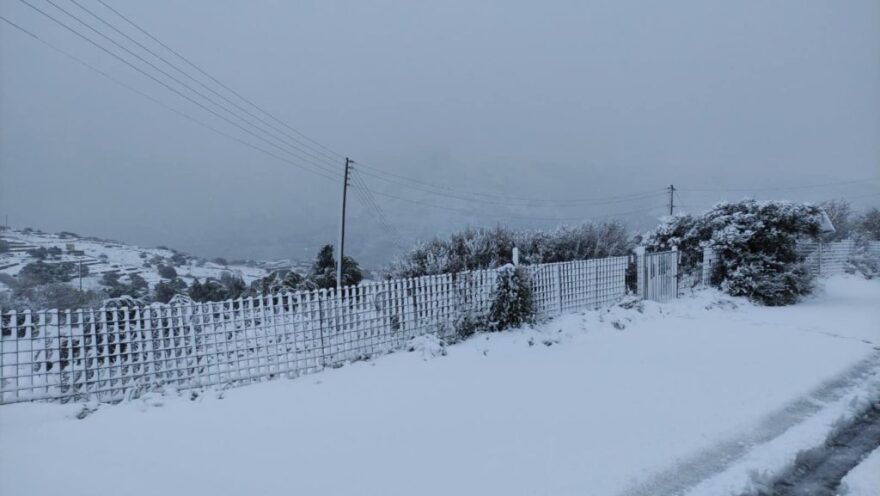 Καιρός - Κακοκαιρία Μήδεια: Στα «λευκά» η Άνδρος - Κυκλοφοριακά προβλήματα στο νησί