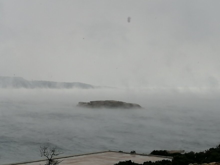 Εντυπωσιακό φαινόμενο: Η θάλασσα... αχνίζει στις Κυκλάδες (Φωτογραφίες)