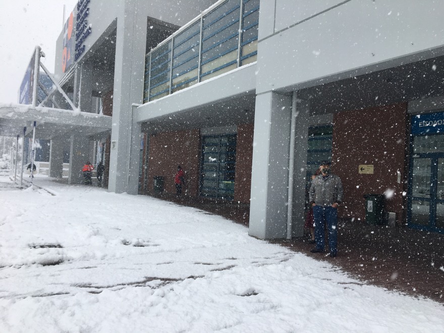 Στα λευκά το εμβολιαστικό κέντρο στο Μαρούσι: Πήγαν πάνω από 150 άτομα παρά την χιονόπτωση