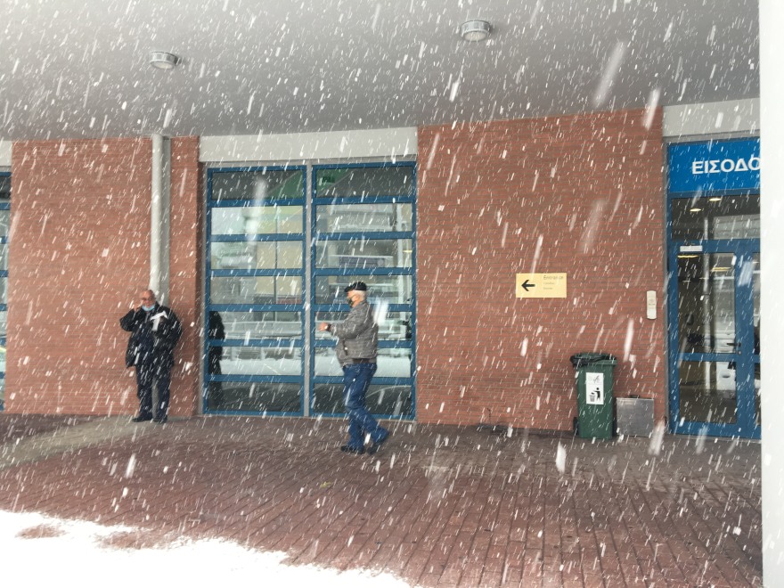 Στα λευκά το εμβολιαστικό κέντρο στο Μαρούσι: Πήγαν πάνω από 150 άτομα παρά την χιονόπτωση