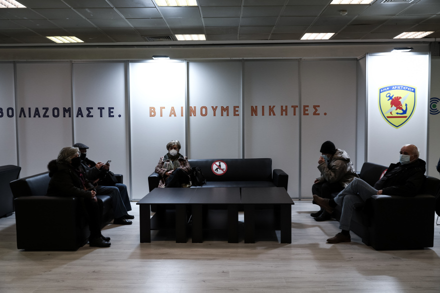 Επιχείρηση «Ελευθερία»: Ποιες κατηγορίες πολιτών θα παραλάβουν τη «σκυτάλη» μετά τους ηλικιωμένους;