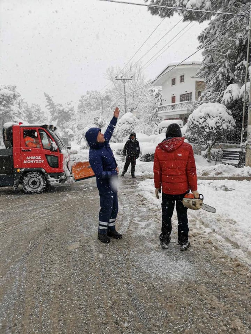 Καρέ-καρέ οι μάχες ενάντια στις διακοπές ρεύματος από τους εναερίτες της ΔΕΗ