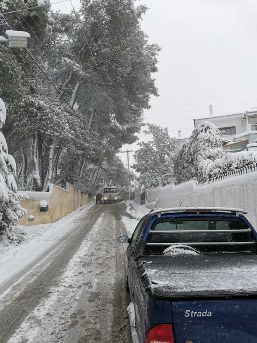 Καρέ-καρέ οι μάχες ενάντια στις διακοπές ρεύματος από τους εναερίτες της ΔΕΗ