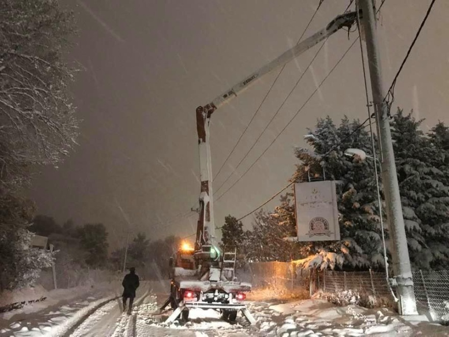 Καρέ-καρέ οι μάχες ενάντια στις διακοπές ρεύματος από τους εναερίτες της ΔΕΗ