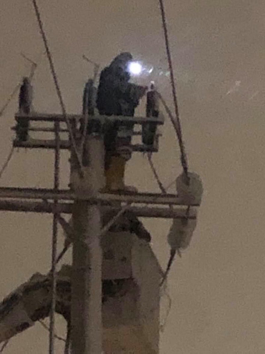 Καρέ-καρέ οι μάχες ενάντια στις διακοπές ρεύματος από τους εναερίτες της ΔΕΗ