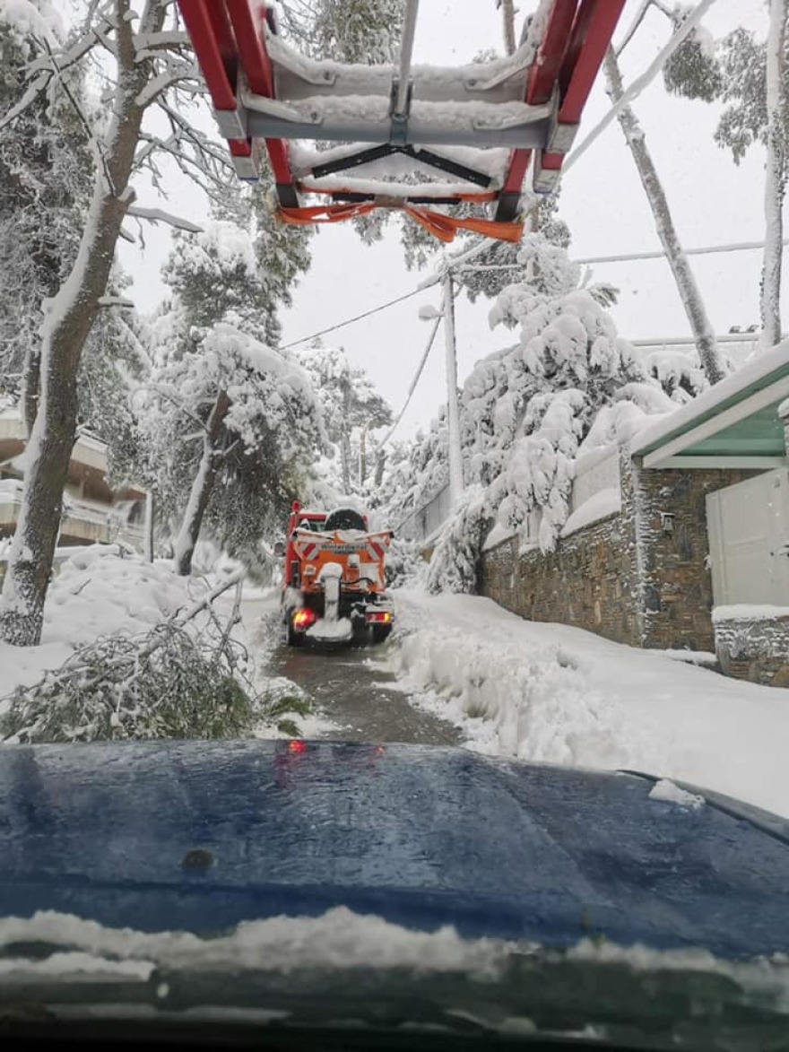 Καρέ-καρέ οι μάχες ενάντια στις διακοπές ρεύματος από τους εναερίτες της ΔΕΗ