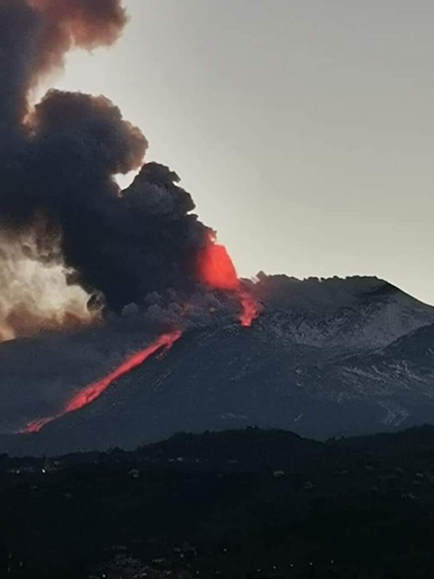 Ιταλία: Εξερράγη το ηφαίστειο της Αίτνας - Κλειστό το αεροδρόμιο της Κατάνιας