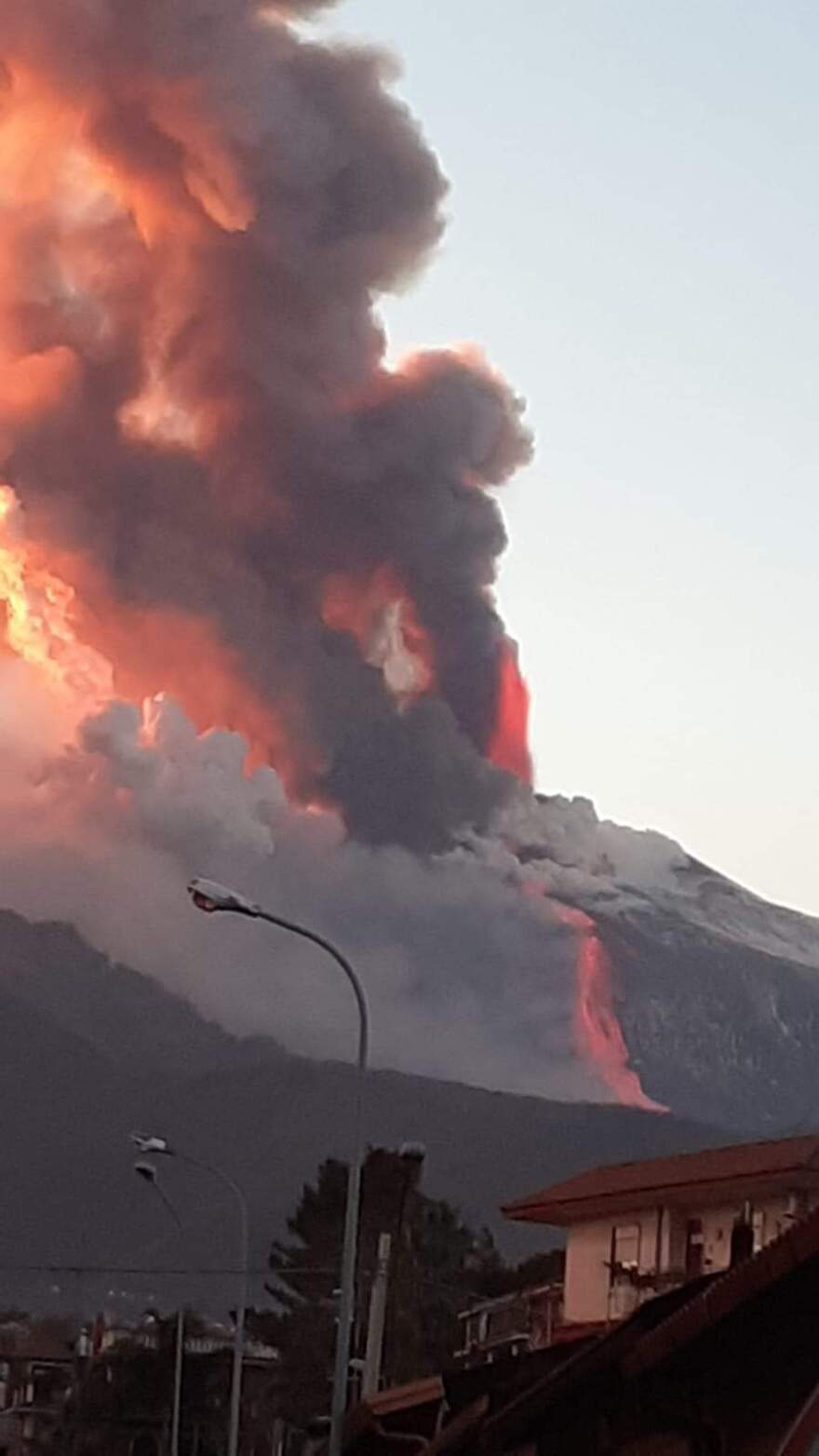 Ιταλία: Εξερράγη το ηφαίστειο της Αίτνας - Κλειστό το αεροδρόμιο της Κατάνιας