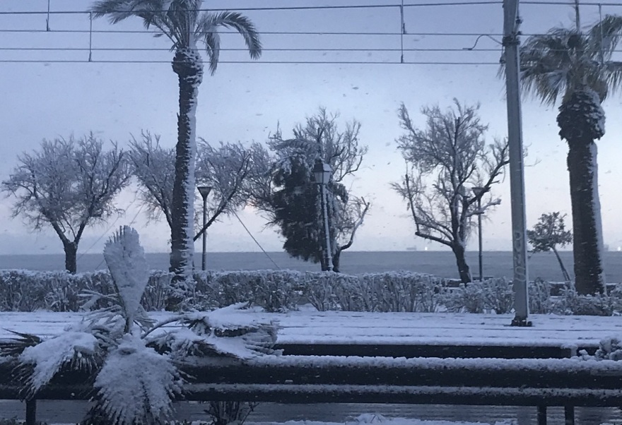 Κακοκαιρία «Μήδεια»: Χιόνια ως τη θάλασσα στο Παλαιό Φάληρο 